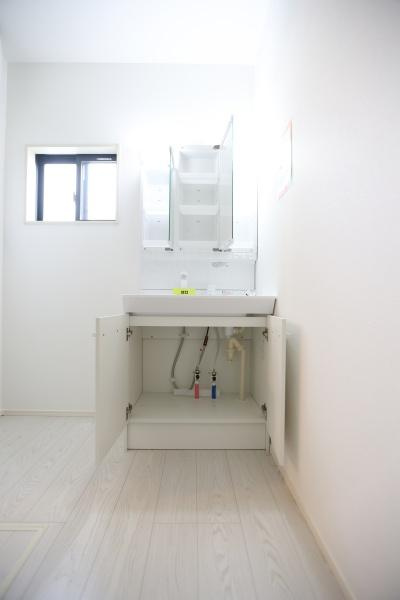 大字荏隈2期2号棟の独立洗面台|三面鏡は、鏡が3方向に広がり、どの角度からも自分を確認できる便利さが魅力です！さらに、鏡の裏には収納スペースも完備しており、化粧品や小物をすっきり収納できるため、使い勝手と機能性が優れています。