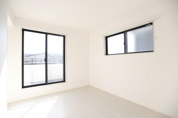 大字荏隈2期2号棟の収納|シンプルで使いやすい和室の収納スペース。棚が設置されており、衣類や小物を整理しやすく、収納力も十分です。和室の美しい空間を保ちながら、すっきりとした生活が実現できます！