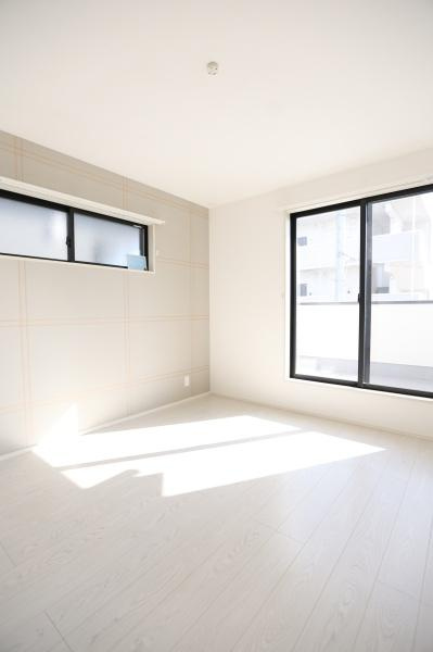 大字荏隈2期2号棟のキッチン|キッチンの後ろにも十分なスペースがあり、調理中でも動きやすく、家事が快適に進みます。広々とした空間で、収納や作業のしやすさもとても優れています♪