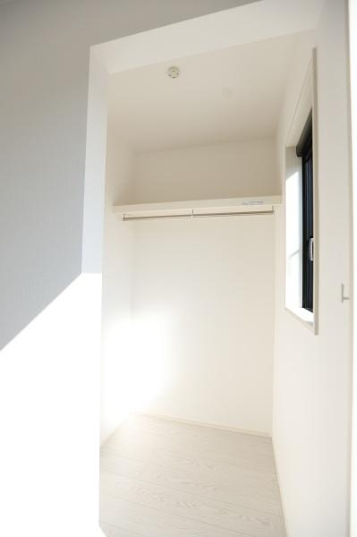 大字荏隈2期2号棟のキッチン|３口コンロで同時に料理ができ、効率よく調理が進みます。忙しい日常でも手際よく、家族の食事準備がスムーズに行える便利な設備です♪