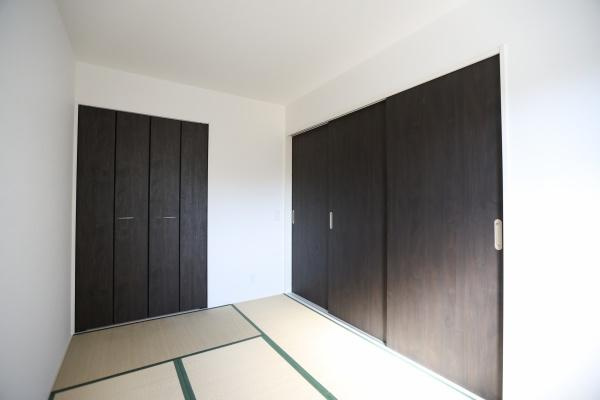 大字荏隈2期2号棟の和室|畳のお部屋でリラックス♪お子様の遊びスペースにも◎収納充実しています。