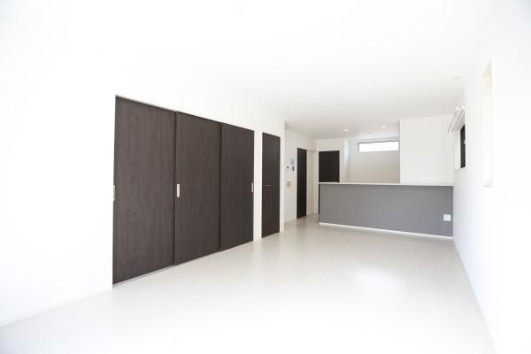 大字荏隈2期2号棟の居間・リビング|リビングは家族との絆を深める素敵な場所です！毎日のふれあいが自然と増えて、気軽に会話が弾みます。朝の挨拶や日々のちょっとしたおしゃべり、楽しい瞬間を一緒に過ごし家族の絆がさらに強まります♪