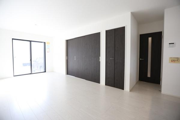 大字荏隈2期2号棟の居間・リビング|リビングは明るい光が差し込む開放的な空間です。シンプルな内装で幅広いインテリアに対応しやすいです。大きな窓により通風も良好です。収納スペースも充実しており使い勝手が良いリビングです。