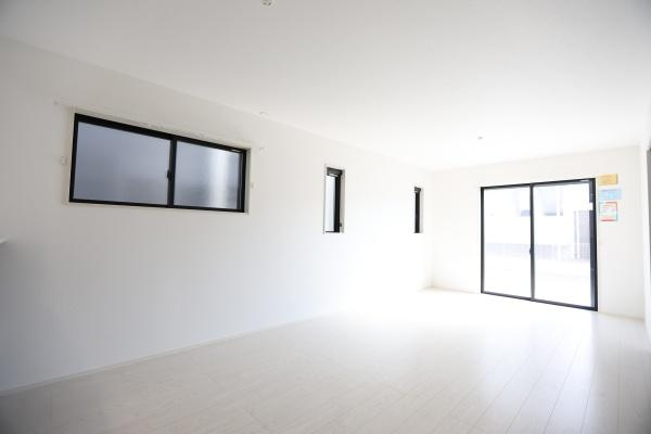 大字荏隈2期2号棟の和室|和室とリビングが隣接しており、家族が集まりやすい心地よい空間。和の落ち着きと、リビングの広々とした開放感が融合した、リラックスできる空間です♪