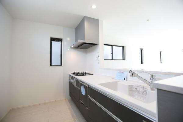 大字荏隈2期2号棟のキッチン|キッチンの後ろにも十分なスペースがあり、調理中でも動きやすく、家事が快適に進みます。広々とした空間で、収納や作業のしやすさもとても優れています♪