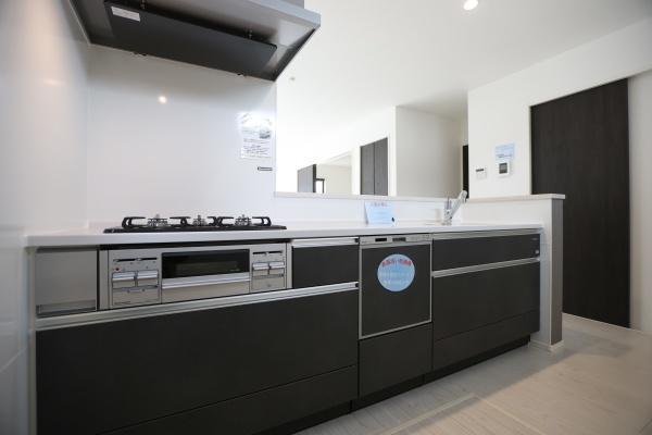 大字荏隈2期2号棟のキッチン|家族と会話を楽しみながら料理できる、開放感あふれる対面キッチン！リビングとのつながりで、明るく広々とした空間を実現♪