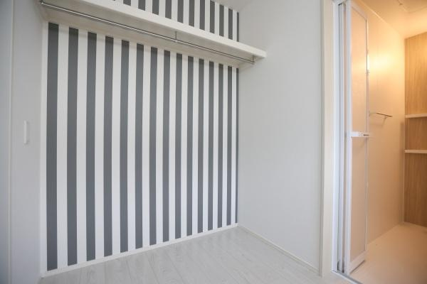 大字荏隈2期2号棟の独立洗面台|洗面室にオープンクローゼットがあり、室内干しにも便利です！