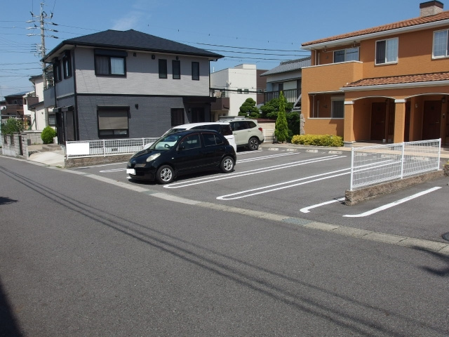ラリック・ヒルＢの駐車場