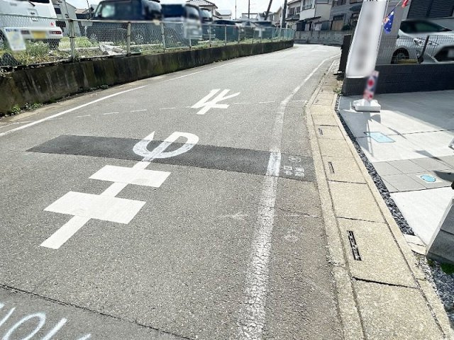 【前面道路含む現地写真】 | 富士見市渡戸2丁目　新築一戸建住宅　全1棟　(ふじみ野店) | 東側公道は6.5mと開放的な為ゆったりと駐車できます。