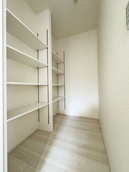 【収納】 | 富士見市渡戸2丁目　新築一戸建住宅　全1棟　(ふじみ野店) | 料理器具の収納や食料品のストックに便利なパントリー付き。