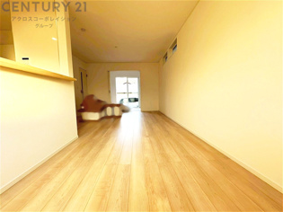 キッチン前のダイニングスペース　カウンターキッチンから料理の受け渡し等に便利です。ダイニングセットを置いても十分な広さを確保。