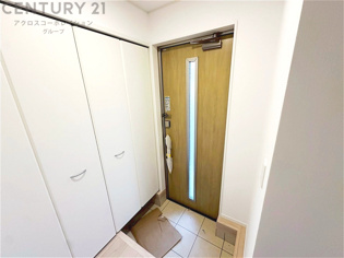 大きな玄関収納付きの玄関です　家族皆様の履物をしっかり収納できます
