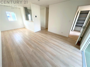 リビングダイニングは家族や友人とのコミュニケーションを楽しむ場所でくつろぎながら食事や会話を楽しめ、多目的に利用できリラックスできる空間です。家庭内の中心として機能し、快適な生活をサポートします。