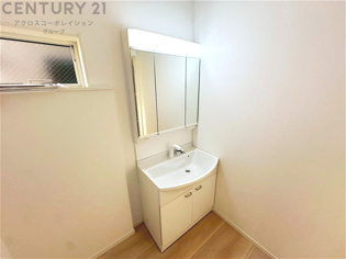 化粧品や洗顔料、歯ブラシなどの必需品をまとめて置ける収納スペースがあり、使用するたびに取り出す手間が省けます。また、水回りのため、濡れても大丈夫な素材が使用されており、お手入れが簡単です。