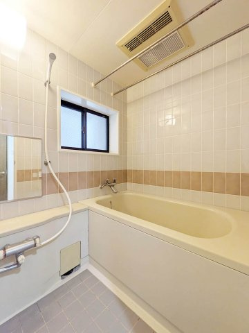 ルネ神戸北町Ⅱサウスコート2番館の浴室|換気のしやすい窓があります