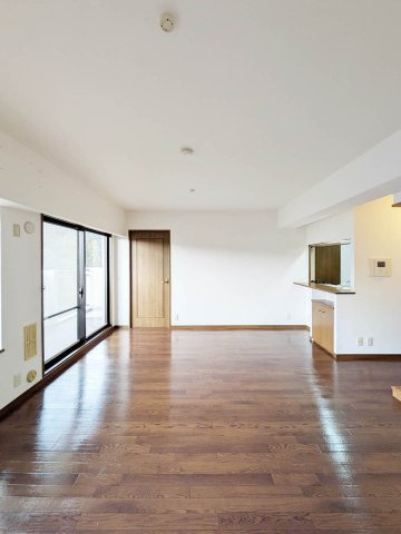 ルネ神戸北町Ⅱサウスコート2番館の居間・リビング|約18.1帖あるリビングダイニングキッチン