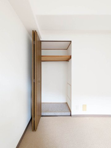 ルネ神戸北町Ⅱサウスコート2番館の収納|約6帖の洋室にあるクローゼット