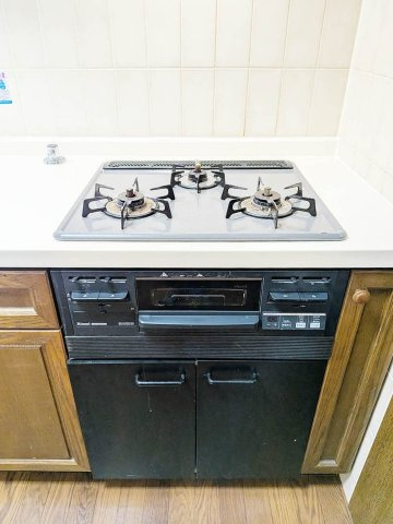 ルネ神戸北町Ⅱサウスコート2番館のキッチン|お料理が捗る3口ガスコンロ（グリル付き）