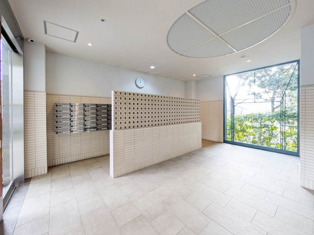 ルネ神戸北町Ⅱサウスコート2番館のエントランス|綺麗に清掃されているマンションエントランス