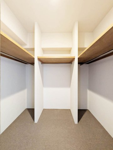 ルネ神戸北町Ⅱサウスコート2番館の収納|壁3面に枕棚、ハンガーポールが取り付けられており、収納効率アップ