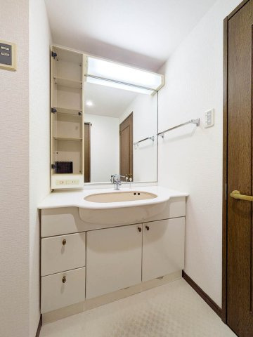 ルネ神戸北町Ⅱサウスコート2番館の独立洗面台|清潔感あるホワイト色の洗面化粧台