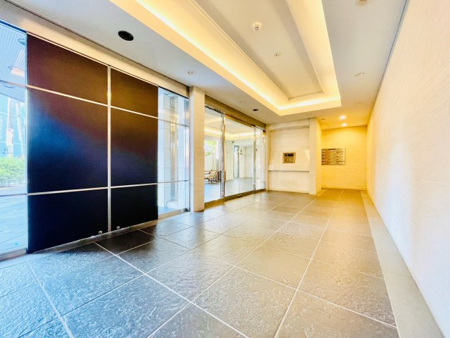 メイツ西山本通のエントランス|エントランス(中)①