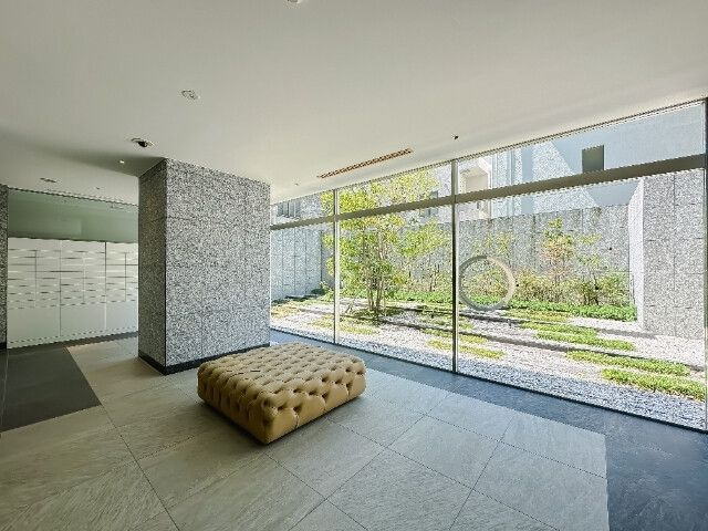 クロスレジデンス飯田橋のエントランス