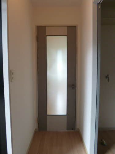 ファミール・ビレジ B棟の玄関