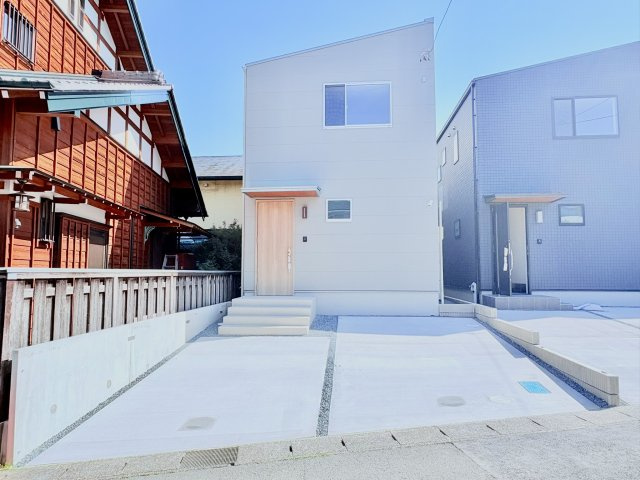 売新築戸建　中央区半田山６丁目の外観|【並列2台駐車OK】青空に映えるモダンな外観