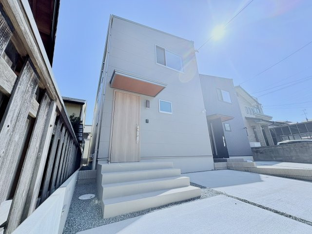 売新築戸建　中央区半田山６丁目の外観|スタイリッシュな片流れ屋根と、温かみのある木目調ドアが調和する外観