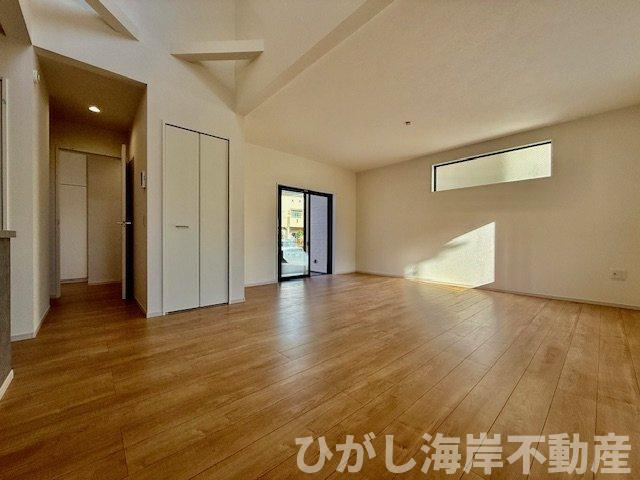 茅ヶ崎市矢畑　新築戸建　全５棟の居間・リビング|19.5帖　開放感のある吹抜のLDK