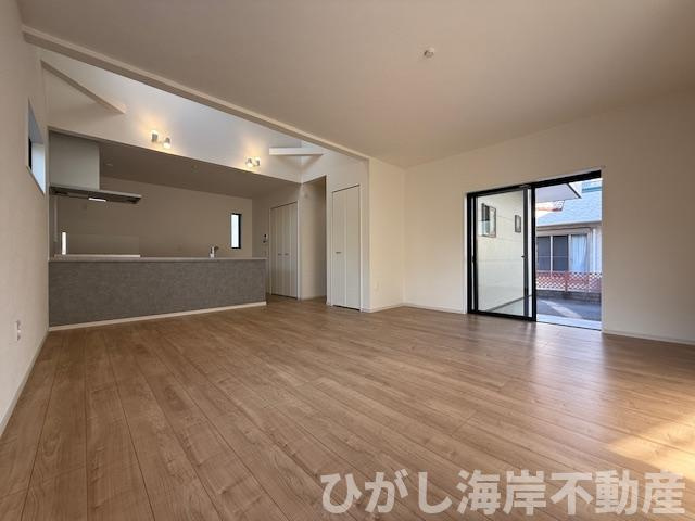 茅ヶ崎市矢畑　新築戸建　全５棟の居間・リビング|19.5帖　開放感のある吹抜のLDK