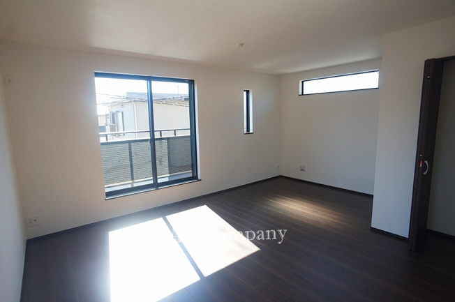 【居間・リビング】 | 八尾市山本町南6丁目 | 【LDK：16帖】南面から採光が入る明るいリビングです☆