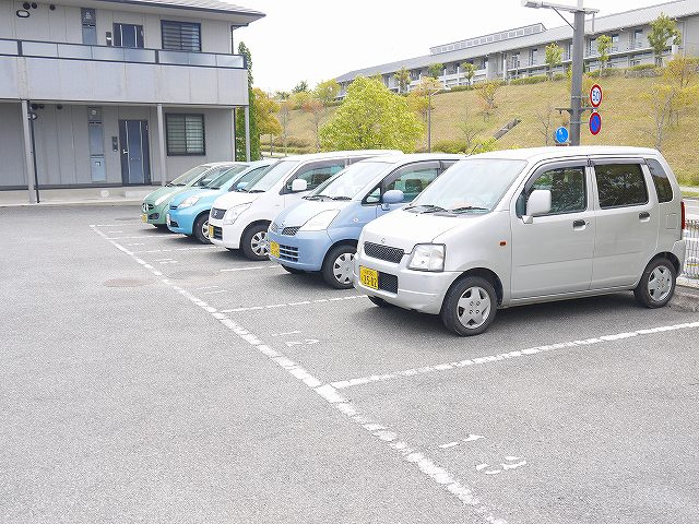 エントピア梅美　B棟の駐車場|駐車場があるので、車を買う予定の方も安心です