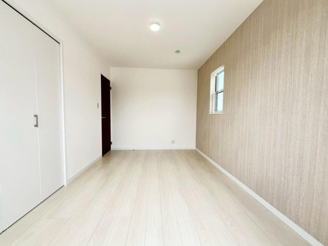 【寝室】 | 八尾市上之島町北1丁目 | 【3階：東側洋室6.8帖】南向きのバルコニーに面しています☆クローゼット完備です♪