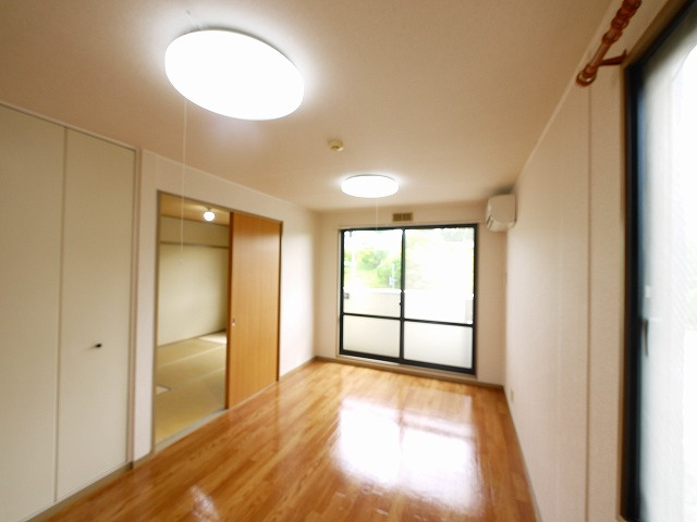 エントピア梅美　A棟の洋室|広々とした洋室です