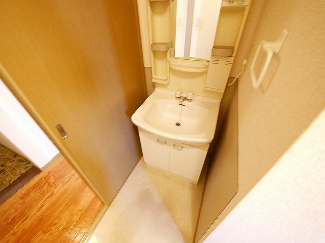 エントピア梅美　A棟の独立洗面台|独立洗面台、小物を置くことができて便利です