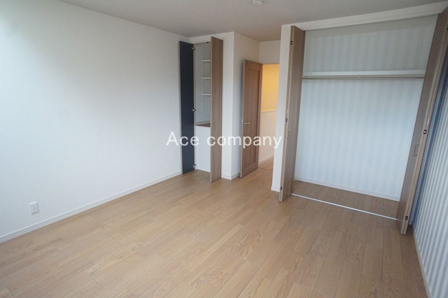 【寝室】 | 八尾市東弓削1丁目 | 【3階：洋室8.3帖】2ヶ所に収納完備です♪