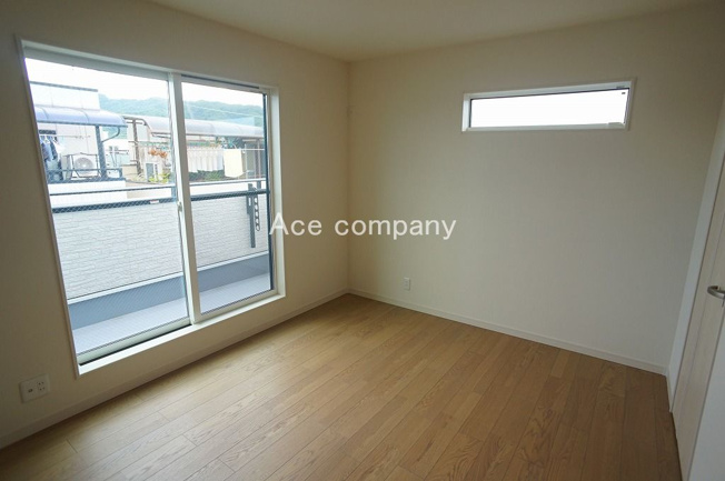 【寝室】 | 八尾市東弓削1丁目 | 【3階：洋室6.5帖】バルコニーに面したお部屋です☆