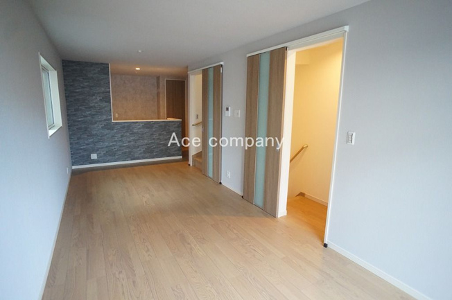 【居間・リビング】 | 八尾市東弓削1丁目 | 【LDK：16.6帖】上下移動にはリビングを通る設計です♪