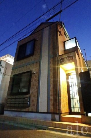 中野区上高田５丁目のアパートのエントランス|アーバンプレイス新井薬師(夜間撮影)