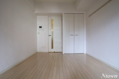 【居間・リビング】 | プレサンス桜通り葵 | こちらのリビングで趣味の時間をお楽しみください