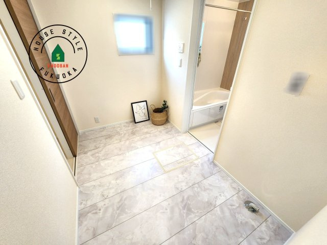 福岡市東区高美台2丁目第1-1棟（1号棟）の脱衣所|ゆとりの洗面スペースで朝の身支度もスムーズに。暮らしを快適に変えるシャワー付洗面台です！