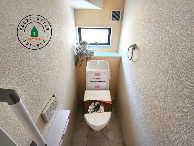 福岡市東区高美台2丁目第1-1棟（1号棟）のトイレ|温水洗浄便座を完備しております。2ヶ所にトイレがあるのは朝の慌ただしい時間も安心です。