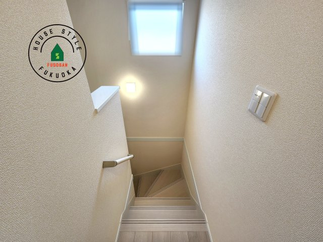 福岡市東区高美台2丁目第1-1棟（1号棟）の内装|＜手すり付階段＞手すりがないと階段の昇り降りで危険なことはもちろん、壁に手をつきながら歩くことで壁紙が汚れやすくなります。すべての方に快適に昇り降りしていただくため、手すりを設置しました。