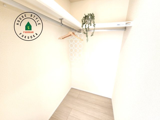 福岡市東区高美台2丁目第1-1棟（1号棟）の収納|洋服や大きな荷物が多い方や人数の多いご家族などは、一般的なクローゼットよりもウォークインクローゼットのほうが使い勝手が良いです。