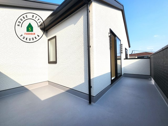 福岡市東区高美台2丁目第1-1棟（1号棟）のバルコニー|風をしっかりと感じられるバルコニーでは、毎日が洗濯日和です。広々としているので洗濯も楽しくなるでしょうし、気分転換にバルコニーからの眺めを楽しむのもいいでしょう。