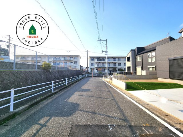 福岡市東区高美台2丁目第1-1棟（1号棟）の前面道路含む現地写真|前面道路です。