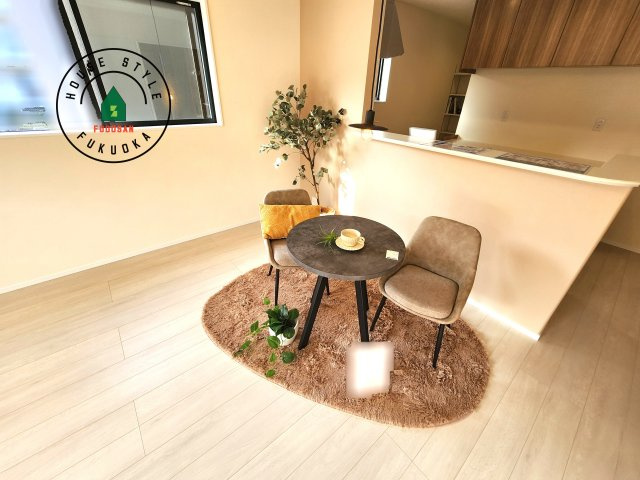 福岡市東区高美台2丁目第1-1棟（1号棟）のダイニング|キッチンから立ち込める香りが今日の料理を期待させます。