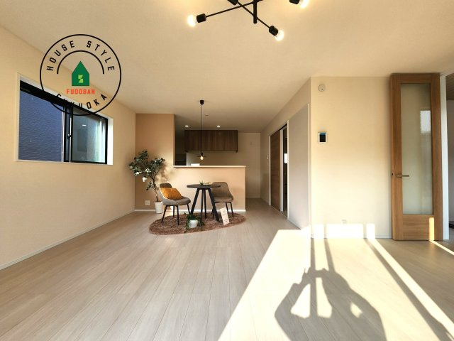 福岡市東区高美台2丁目第1-1棟（1号棟）の居間・リビング|キッチンからリビングをしっかり確認できます。家族の笑顔があふれる空間になりそうですね。